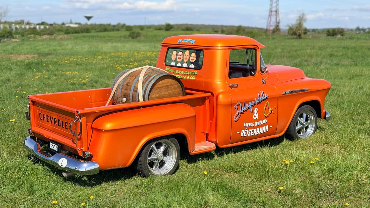 Chevrolet 3100 orange du Bureau d'Assurances Delagardelle & Co., agence générale LALUX à Bivange